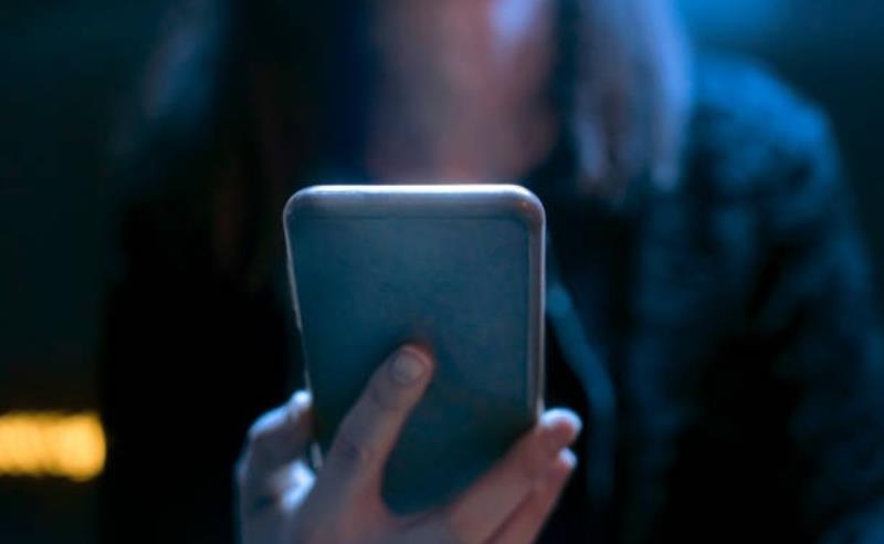Golpes digitais usam solidão e engenharia emocional para capturar adultos vulneráveis